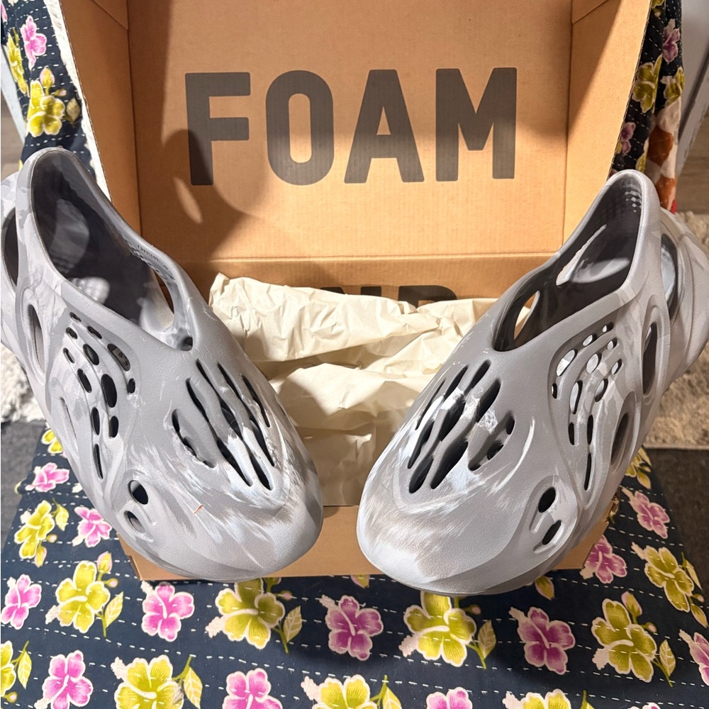 Addias Yeezy foam runners size 7 men fits women 8  color is moon grey.